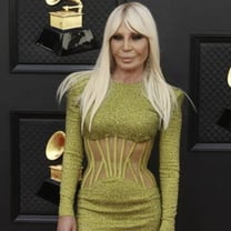 La moda ai Grammy con Dua Lipa, Donatella Versace ruba la scena