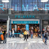 “Si può essere etici producendo in Asia”: Primark disdegna d’essere etichettata “fast-fashion”