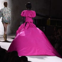 La Fashion Week di Parigi amplia i propri orizzonti