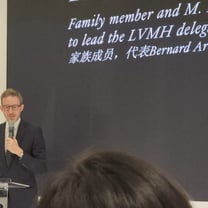 率 LVMH 代表团出席上海进博会，他是谁？