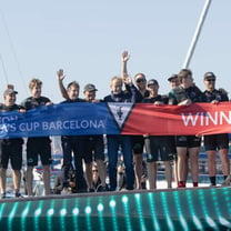 Bernard Arnault celebra la victoria del Emirates Team New Zealand en la Copa América de Barcelona