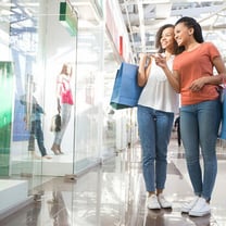 Menschenmengen und aufdringliche Verkäufer verderben Jungen das Einkaufsvergnügen