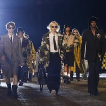 Louis Vuitton porta la Pre-fall Uomo 2024 a Hong Kong