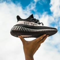 Adidas улучшил годовой прогноз на фоне высоких продаж Yeezy