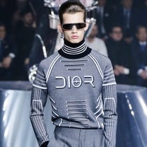 L’uomo Dior a Tokyo: sartorialità cyber-modernista all’ombra di una gigantesca donna guerriera