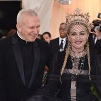 Stars versammelten sich zur "Met Gala" mit Thema Katholische Kirche