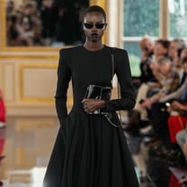 Valentino vede calare le vendite 2023 e punta sulla fine del quiet luxury dopo l’arrivo di Michele