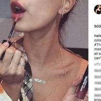 Hailey Baldwin da un adelanto de su línea de belleza en Instagram