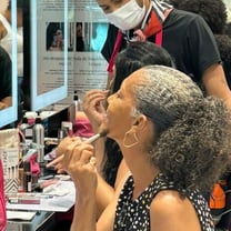 Instituto ABIHPEC e Sephora promovem oficina de automaquiagem para pacientes oncológicas e mulheres trans