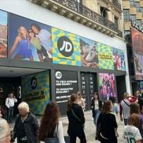 JD Sports, en plena expansión, consigue un escaparate en los Campos Elíseos