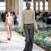 Chanel apresenta brilho e cortes dos anos 1970 em desfile de moda na África