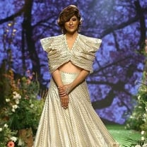 Pooja Shroff showcases ‘Saar’ on LFW day five