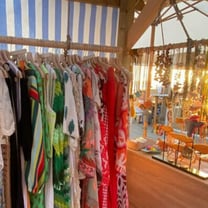 Beach House: nova pop-up numa cabana da Caparica com mais de 100 peças de marcas portuguesas em rotação