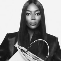 Fendi elige a Naomi Campbell como la imagen de su bolso Peekaboo