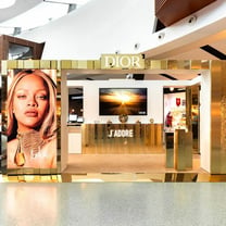 Dior instala pop-up store J’adore no Aeroporto de Lisboa