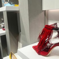 Luxusschuhmacher Manolo Blahnik betritt nach 22-jährigem Rechtsstreit den chinesischen Markt