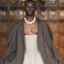 London Fashion Week: apertura con il gender-bender storico di Edward Crutchley