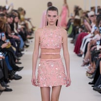 Giambattista Valli presenta una colección sensual y festiva inspirada en Lee Radziwill