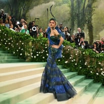 Flores e beleza efémera num desfile de celebridades na Met Gala em Nova Iorque