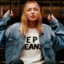 Pepe Jeans festeggia il suo mezzo secolo con Lila Moss