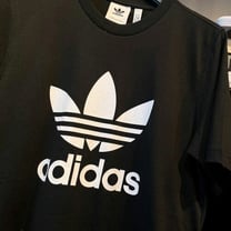 Adidas registra prejuízo de 75 milhões de euros em 2023, impactada com ruptura com Kanye West