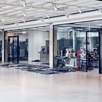 Tommy Hilfiger: un tour dietro le quinte del centro di innovazione per il denim di Amsterdam