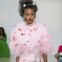 Giambattista Valli despliega un estilo metafísico magistral