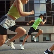 特步股价暴跌逾13%；安踏上半年收入首次超过Nike中国