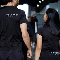 ルルレモン日本最大の店舗が大阪に、限定「Takoyaki Tシャツ」の販売も