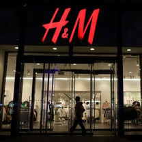 Modekette H&M verringert Vorräte und verdient überraschend viel