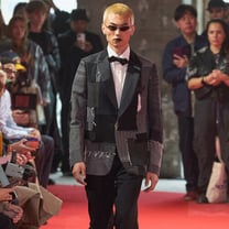 Mix di stilisti asiatici in un rudere a Boulevard Haussmann: Junya Watanabe e Comme des Garçons