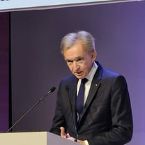 Bernard Arnault confirma haber adquirido una participación minoritaria en Richemont