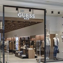 Guess se consolida en España con dos nuevas tiendas dedicadas a su línea masculina