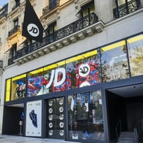 JD Sports abre sus puertas en los Campos Elíseos y siguen las obras en On y Salomon