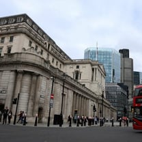 Bank of England keeps rates steady, policy split widens