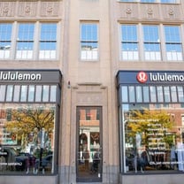 Lululemon закрыл 33 магазина в Китае из-за коронавируса