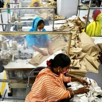 Las marcas mundiales de moda dicen estar dispuestas a subir los precios de la ropa fabricada en Bangladesh