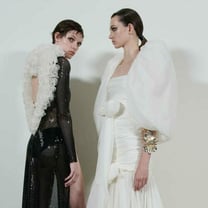 Intimidad en la costura de Giambattista Valli, sobriedad festiva en Alexandre Vauthier