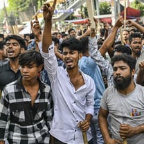 Bangladesh: migliaia di lavoratori tessili lottano per salari migliori