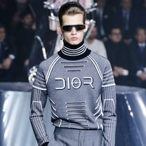 Dior Men en Tokio: sastrería modernista ante una guerrera gigante