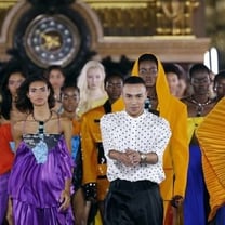 Balmain innova le sfilate parigine lanciando la stagione con una performance sulla Senna