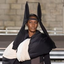 Moda escultórica en una ceremonia improvisada de Rick Owens