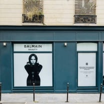 De Balmain Beauty à Kilian Paris, le groupe Estée Lauder tisse sa toile dans le Marais