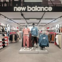 New Balance sube la persiana de un establecimiento en formato outlet en Sevilla