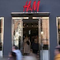 Verregneter Juni und starke Konkurrenz: H&M verfehlt Renditeziel