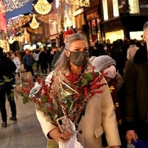 Los suéteres y abrigos de invierno se acumulan en las tiendas mientras el calor amenaza las compras navideñas