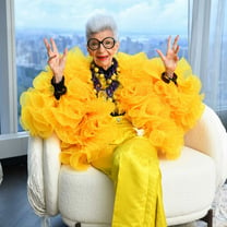 Ícone da moda Iris Apfel morre aos 102 anos