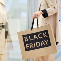 Black Friday: estudo diz que Gen Z vai procurar cosméticos embora a moda seja a categoria mais popular