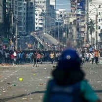 Miles de trabajadores del sector textil de Bangladesh exigen mejoras salariales y se enfrentan a la policía