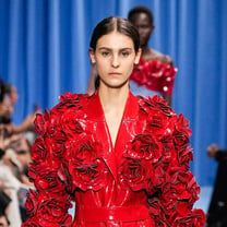 Balmain presenta una colección de inspiración retro centrada en las rosas